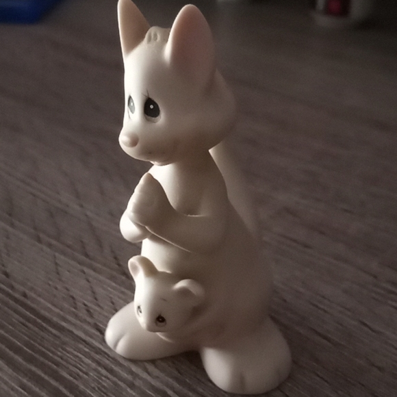 Kangaroo precious moment - Picture 2 of 3